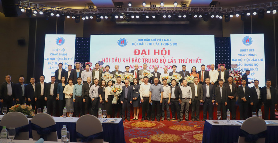 Hội viên chụp ảnh lưu niệm cùng tân Ban Chấp hành Hội Dầu khí Bắc Trung Bộ. (Ảnh: Phạm Tâm)