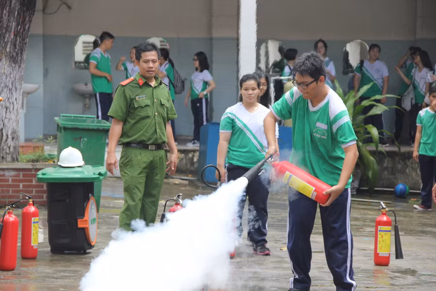 Học sinh Trường THPT Lê Quý Đôn thực hành xử lý khi bình gas rò rỉ khí