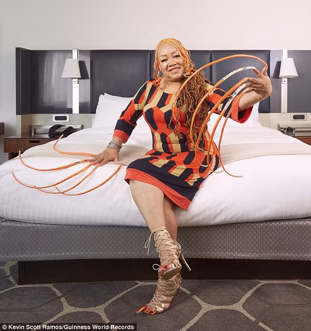 Mất 23 năm nuôi bộ móng tay dài 5m4, người phụ nữ được ghi danh vào kỷ lục Guinness ảnh 4