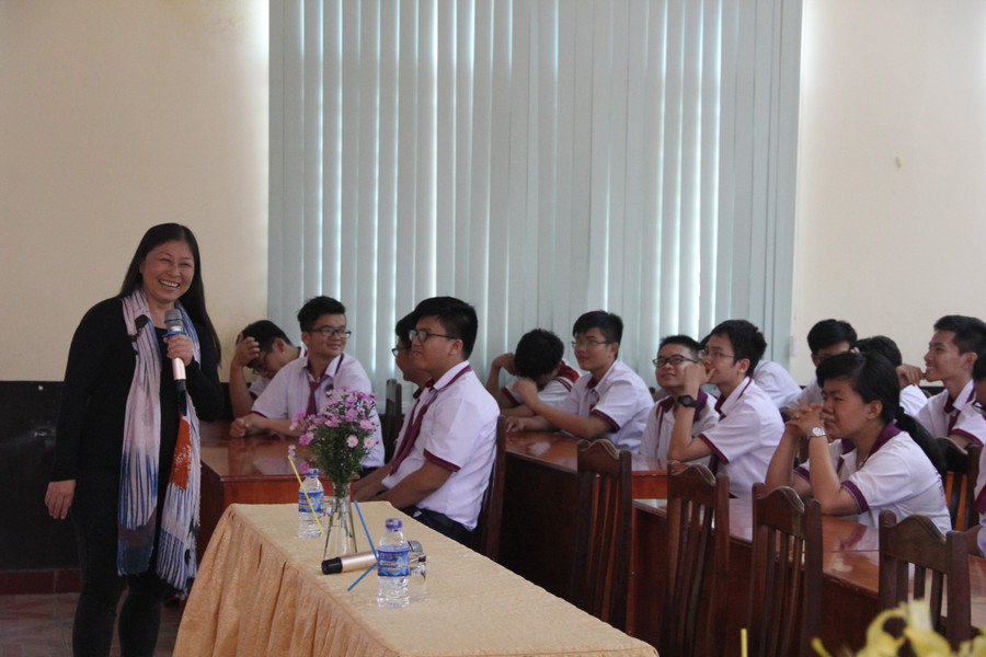 Học sinh Trường THPT Trưng Vương đang lắng nghe chủ đề Học sinh 4.0 ra thế giới