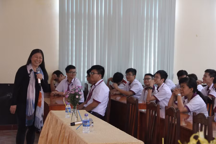 Học sinh Trường THPT Trưng Vương đang lắng nghe chủ đề Học sinh 4.0 ra thế giới