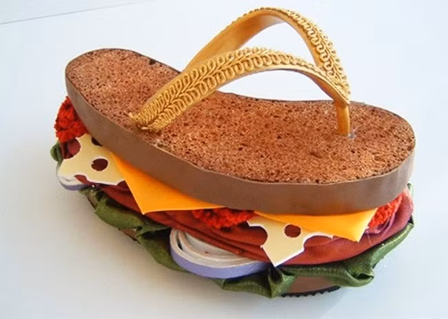 Nếu đói quá mà không có gì để ăn thì mang đôi dép tông hình chiếc bánh mì kẹp này ra ngắm có khi lại đỡ đói.