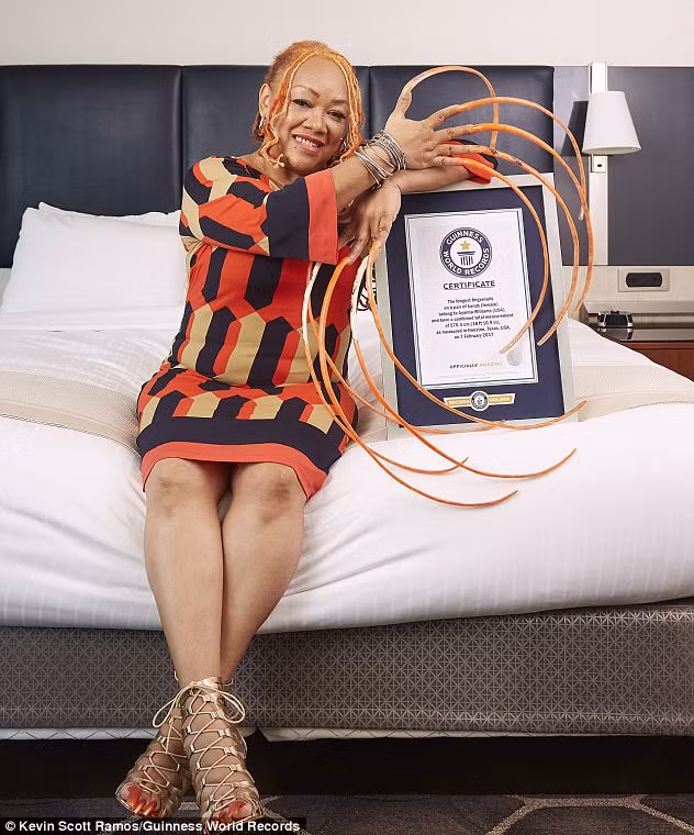  Ayanna đoạt kỷ lục Guinness với bộ móng tay dài nhất thế giới của mình. 