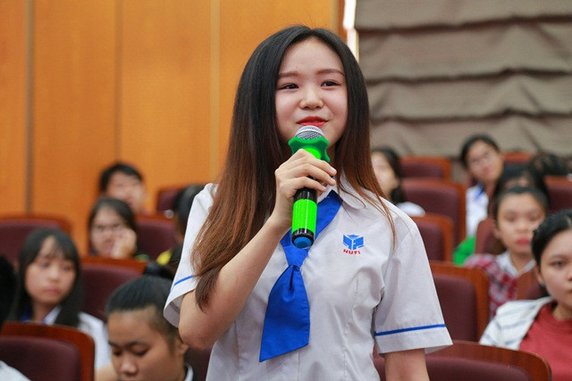 Sinh viên đặ câu hỏi với các Doanh nghiệp về cơ hội thực tập, việc làm khi các bên tham gia ký kết biênbản ghi nhớ