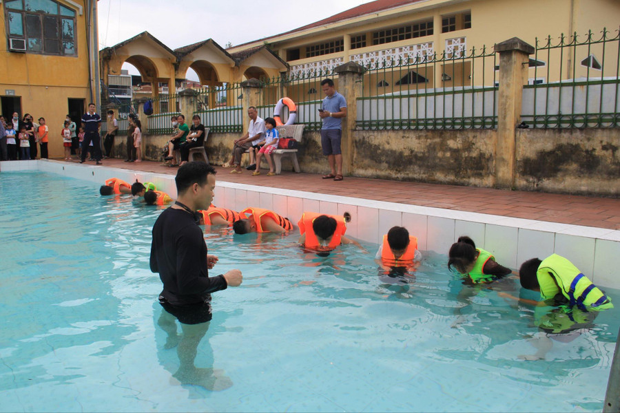 Học sinh tham gia lớp học bơi được hướng dẫn các kỹ thuật bơi cơ bản, vận động, thở dưới nước. Học sinh tham gia lớp học bơi được hướng dẫn các kỹ thuật bơi cơ bản, vận động, thở dưới nước.