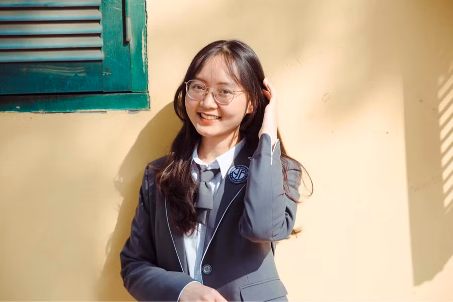 Võ Thị Hoàng An được nhiều học sinh Trường THPT Yên Hòa quý mến.