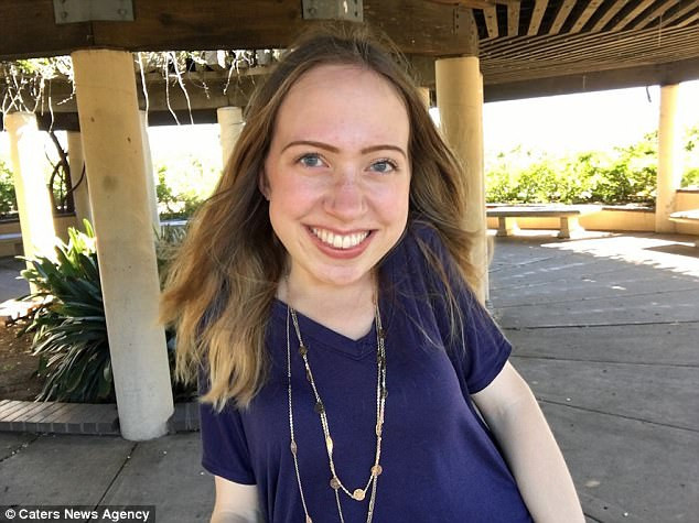 Cô gái trẻ trẻ không thể cử động vì biến thành pho tượng sống - Ảnh 3.