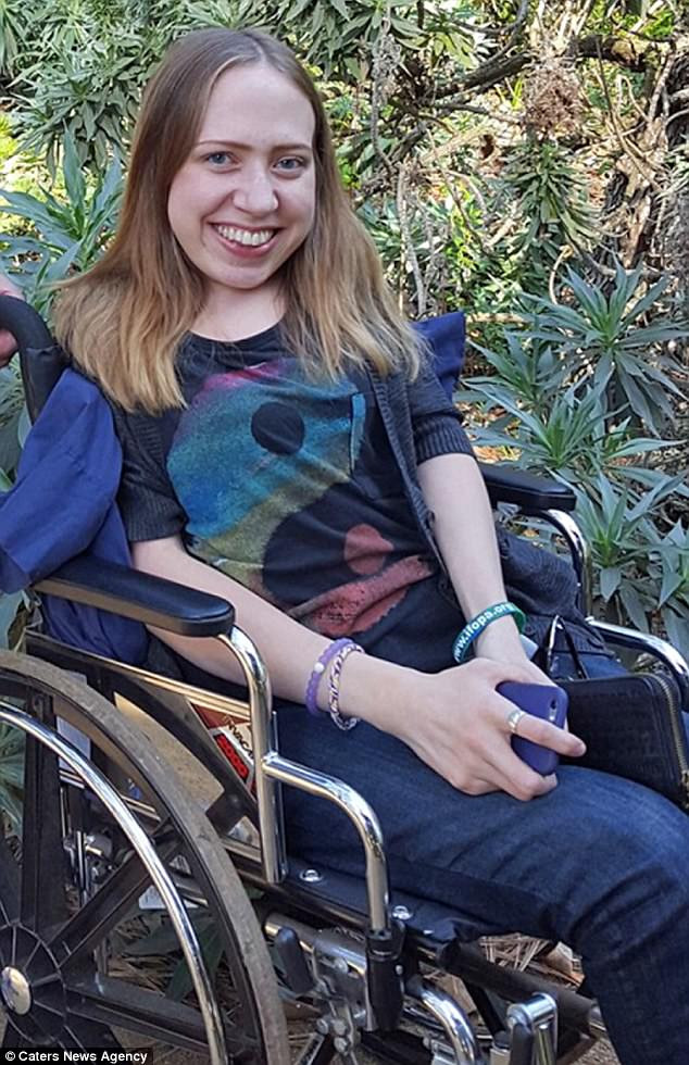 Cô gái trẻ trẻ không thể cử động vì biến thành pho tượng sống - Ảnh 1.