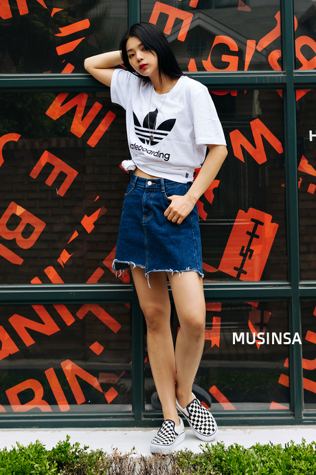 Vẫn là áo phông in hình với chân váy denim những cô bạn lại tạo sự khác biệt khi cột một bên áo phông để lộ vòng eo đầy gợi cảm. Thậm chiếc váy denim cũng được cắt tưa khá 