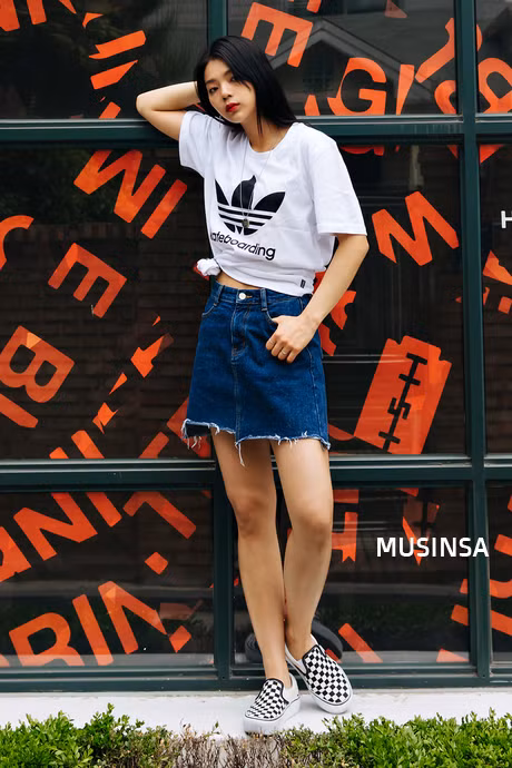 Vẫn là áo phông in hình với chân váy denim những cô bạn lại tạo sự khác biệt khi cột một bên áo phông để lộ vòng eo đầy gợi cảm. Thậm chiếc váy denim cũng được cắt tưa khá 