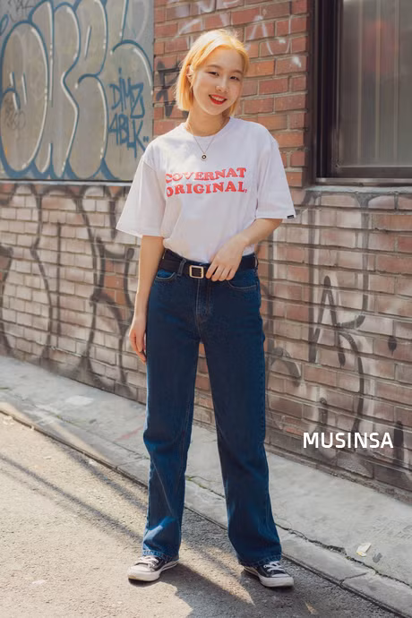 Cùng một công thức trên nhưng cô bạn này chỉ cần thay chiếc quần jean ống suông vào cả set đồ như thuộc về lối ăn diện thập niên 80, 