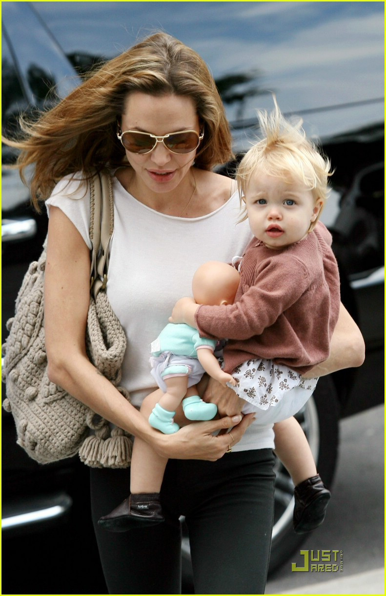 Hành trình lột xác gây choáng của con gái lớn nhà Brangelina: Từ công chúa Hollywood thành tomboy phá cách - Ảnh 5. Hành trình lột xác gây choáng của con gái lớn nhà Brangelina: Từ công chúa Hollywood thành tomboy phá cách - Ảnh 5.