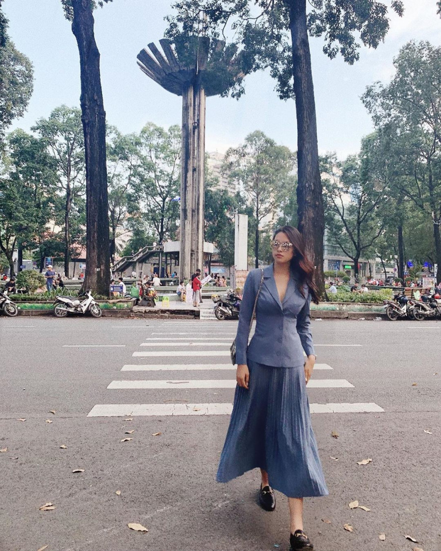 Học cách sao nữ Việt mặc chân váy xếp ly vừa điệu vừa xinh ảnh 11 Empty