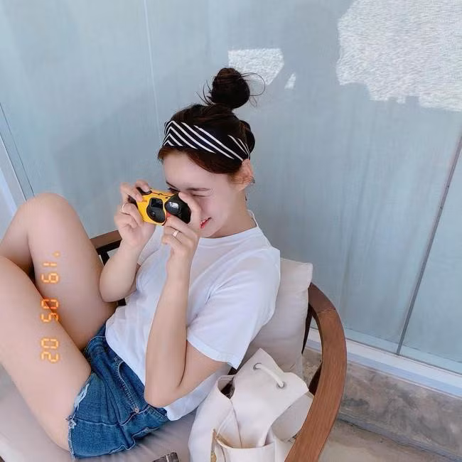 Những chiếc quần short ngắn còn mang đến vẻ phóng khoáng, hiện đại cho các cô gái với những vết rách bụi phủi. Những đôi sandals, mules đế thấp hay dép quai to đều trở thành lựa chọn hoàn hảo cho set đồ.