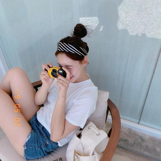 Những chiếc quần short ngắn còn mang đến vẻ phóng khoáng, hiện đại cho các cô gái với những vết rách bụi phủi. Những đôi sandals, mules đế thấp hay dép quai to đều trở thành lựa chọn hoàn hảo cho set đồ.