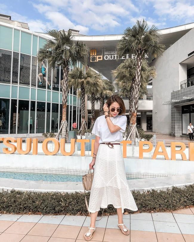 Mix áo phông trắng với chân váy đồng điệu, các cô gái đã có ngay một set đồ white-on-white nhã nhặn trong ngày hè. Bộ cánh mang đến vẻ ngoài trẻ trung, nữ tính nhưng cũng không kém phần thanh lịch cho các bạn nữ.