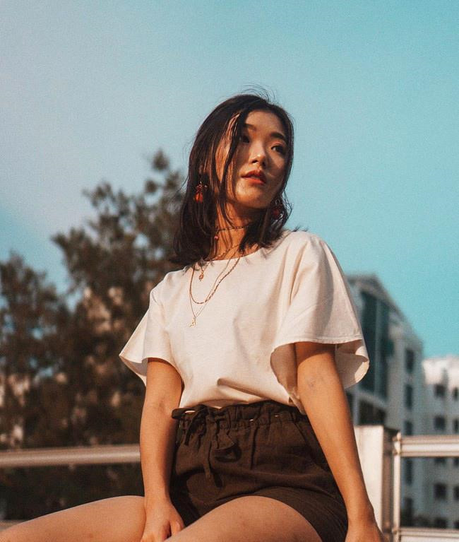 Những chiếc áo phông trắng đơn giản luôn là món đồ không thể thiếu trong tủ quần áo của các tín đồ thời trang. Thiết kế với chất liệu thoáng mát có thể giúp thoải mái trong ngày hè nóng bức hay biến hóa với nhiều phong cách khác nhau. Áo phông trắng và quần short luôn là bộ đôi thời trang lý tưởng trong những chuyến du lịch dài ngày. 