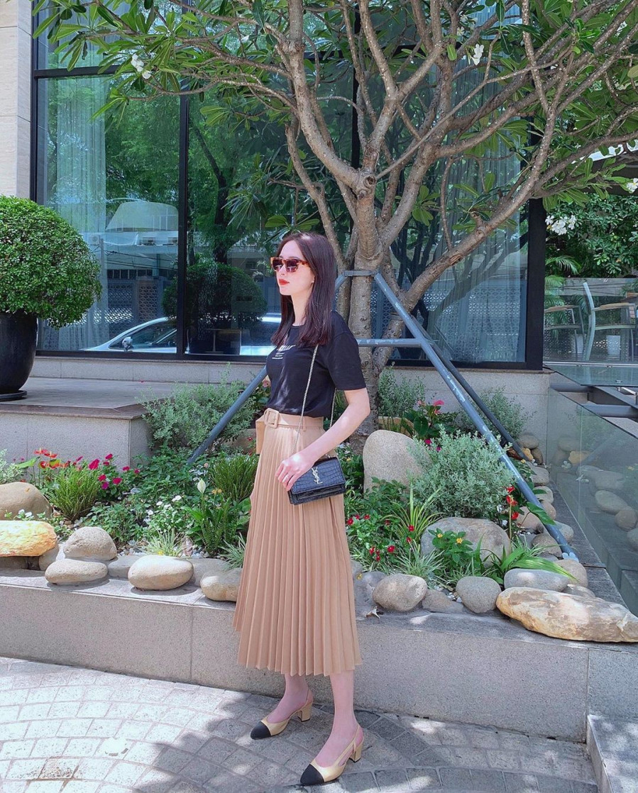 Học cách sao nữ Việt mặc chân váy xếp ly vừa điệu vừa xinh ảnh 1 Empty