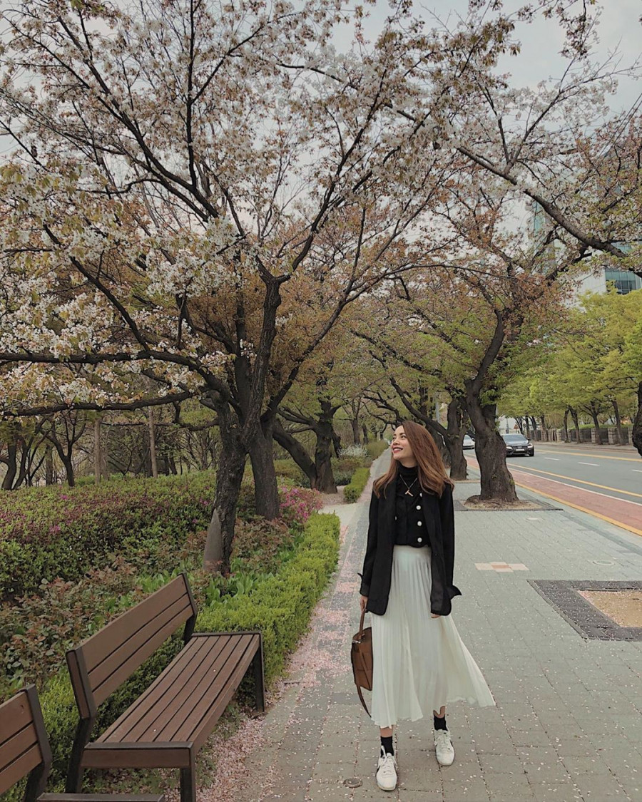 Học cách sao nữ Việt mặc chân váy xếp ly vừa điệu vừa xinh ảnh 5 Empty