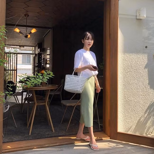 Một quý cô công sở có thể diện áo phông trắng đơn giản cùng chân váy suông chất liệu lụa mà vẫn đảm bảo tinh thần thanh lịch, khi thay thế dép xỏ ngón bằng giày cao gót hay một đôi giày búp bê nữ tính. 