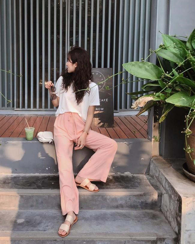 Nếu cảm thấy khó chịu với chất liệu denim dày, các cô gái vẫn có thể tham khảo phom dáng quần thun ống suông với dây buộc rút đi kèm sandals tiệp màu. 