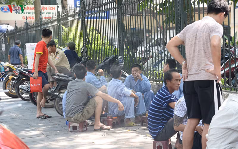 Bệnh nhân, người nhà lao đao vì cái nắng như đổ lửa ở Hà Nội