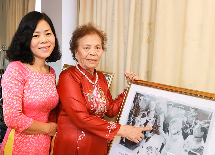 Bà Trần Thị Ngà và con gái bên bức ảnh chụp cùng Bác Hồ năm 1967