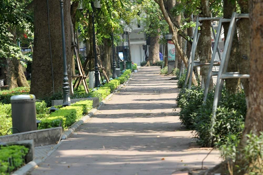 Hà Nội gần 60 độ nóng như đổ lửa, phố đi bộ vắng hơn ngày Tết