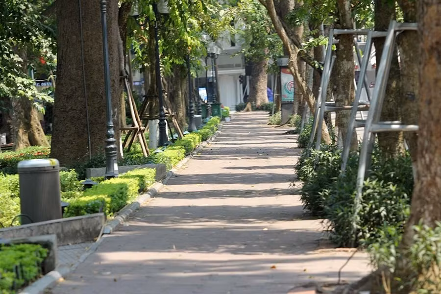 Hà Nội gần 60 độ nóng như đổ lửa, phố đi bộ vắng hơn ngày Tết