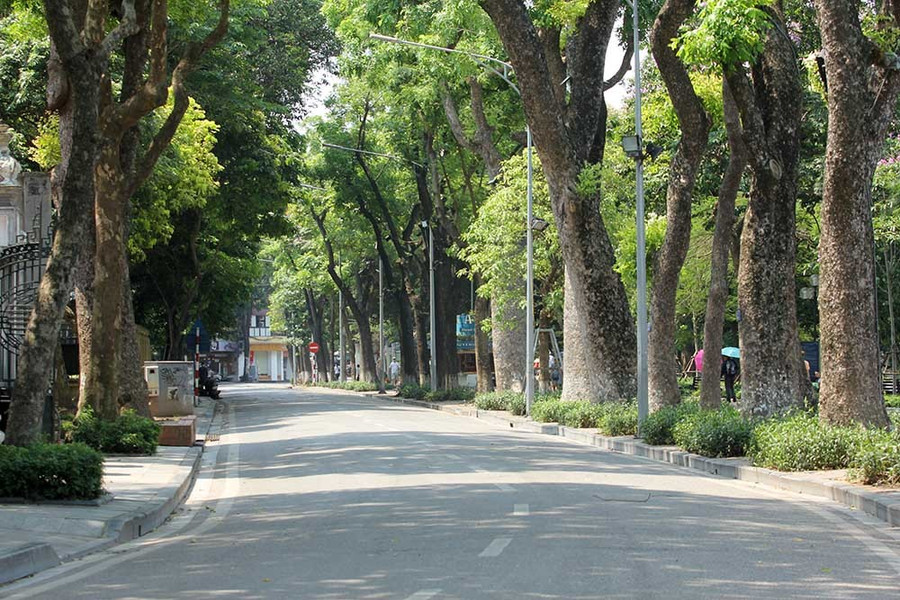 Hà Nội gần 60 độ nóng như đổ lửa, phố đi bộ vắng hơn ngày Tết