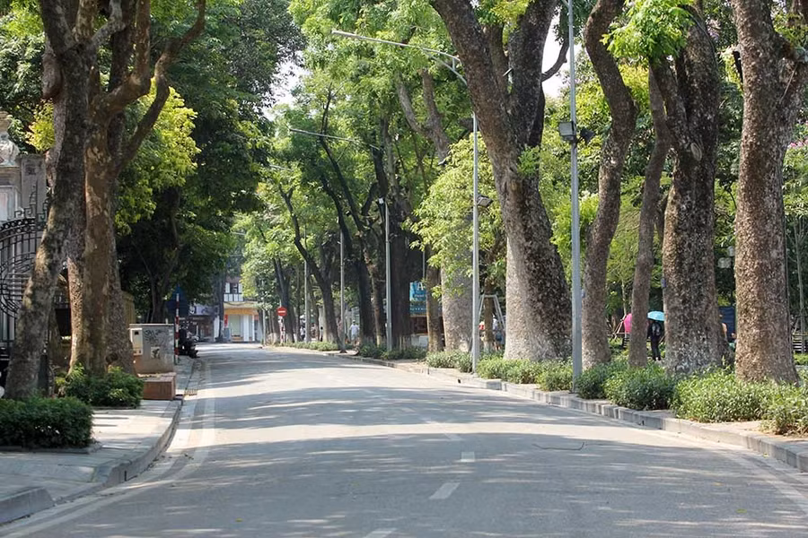 Hà Nội gần 60 độ nóng như đổ lửa, phố đi bộ vắng hơn ngày Tết