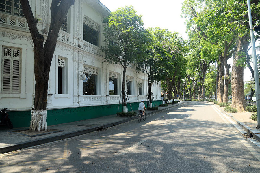 Hà Nội gần 60 độ nóng như đổ lửa, phố đi bộ vắng hơn ngày Tết