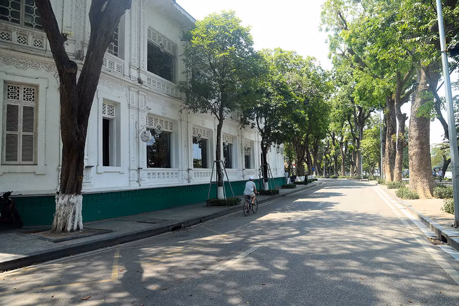 Hà Nội gần 60 độ nóng như đổ lửa, phố đi bộ vắng hơn ngày Tết