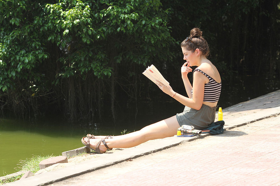 Hà Nội gần 60 độ nóng như đổ lửa, phố đi bộ vắng hơn ngày Tết