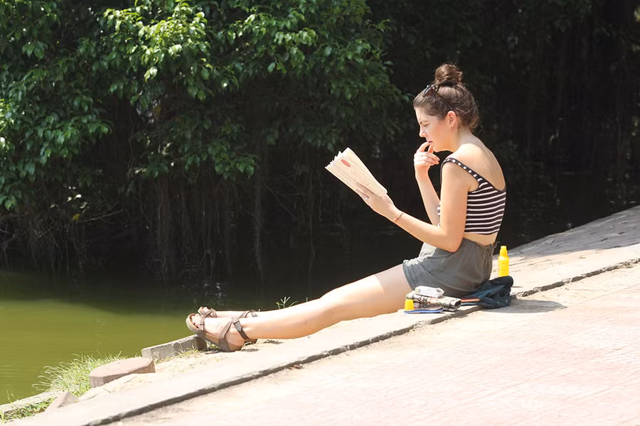 Hà Nội gần 60 độ nóng như đổ lửa, phố đi bộ vắng hơn ngày Tết