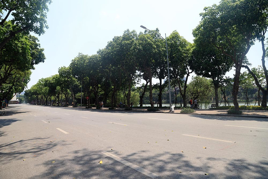 Hà Nội gần 60 độ nóng như đổ lửa, phố đi bộ vắng hơn ngày Tết