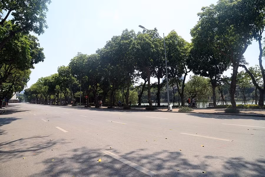 Hà Nội gần 60 độ nóng như đổ lửa, phố đi bộ vắng hơn ngày Tết