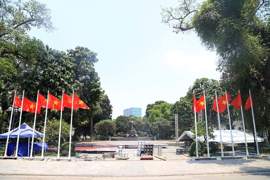 Hà Nội gần 60 độ nóng như đổ lửa, phố đi bộ vắng hơn ngày Tết