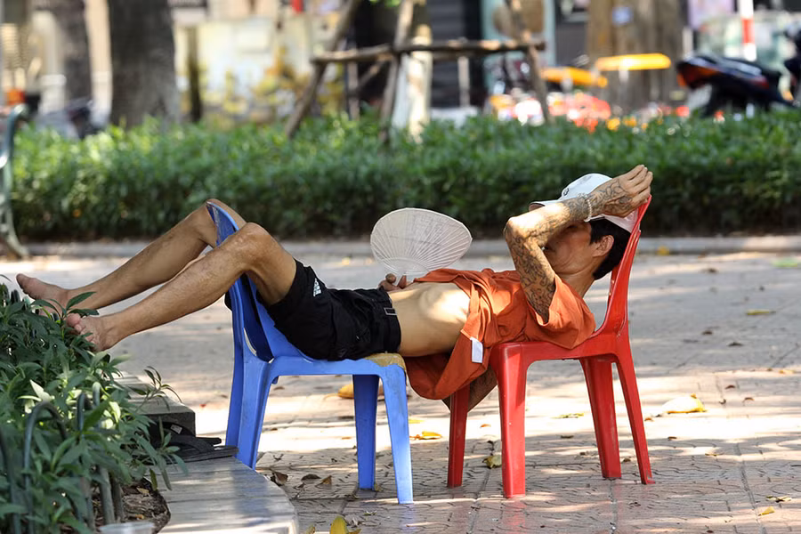 Hà Nội gần 60 độ nóng như đổ lửa, phố đi bộ vắng hơn ngày Tết