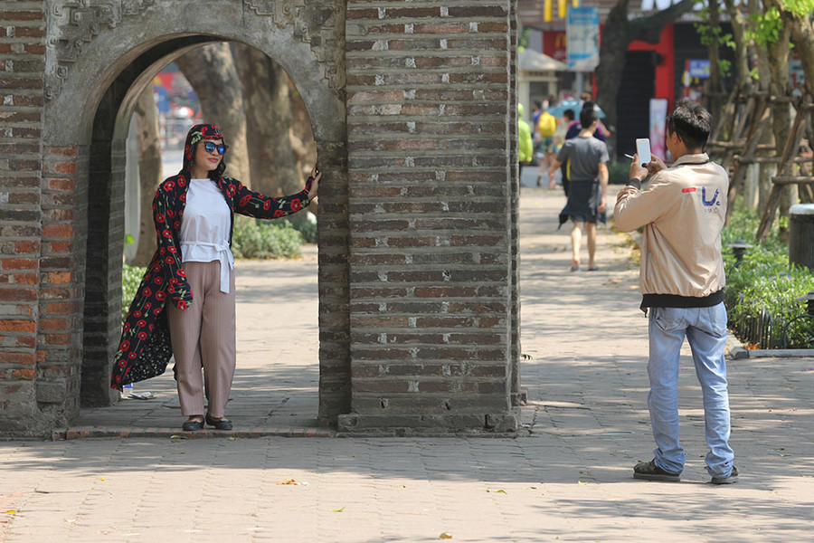 Hà Nội gần 60 độ nóng như đổ lửa, phố đi bộ vắng hơn ngày Tết