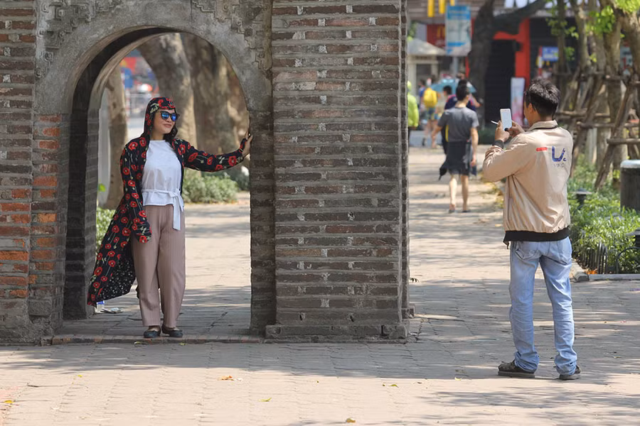 Hà Nội gần 60 độ nóng như đổ lửa, phố đi bộ vắng hơn ngày Tết