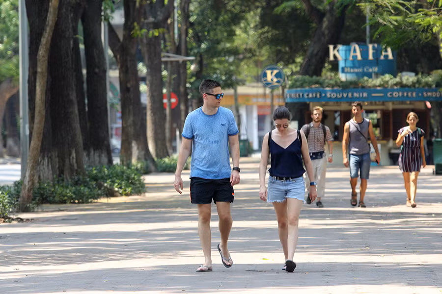 Hà Nội gần 60 độ nóng như đổ lửa, phố đi bộ vắng hơn ngày Tết