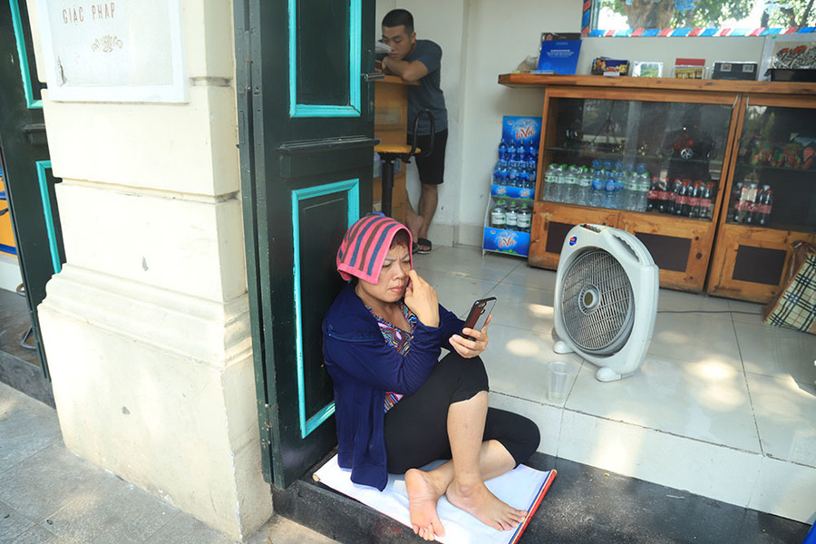 Hà Nội gần 60 độ nóng như đổ lửa, phố đi bộ vắng hơn ngày Tết