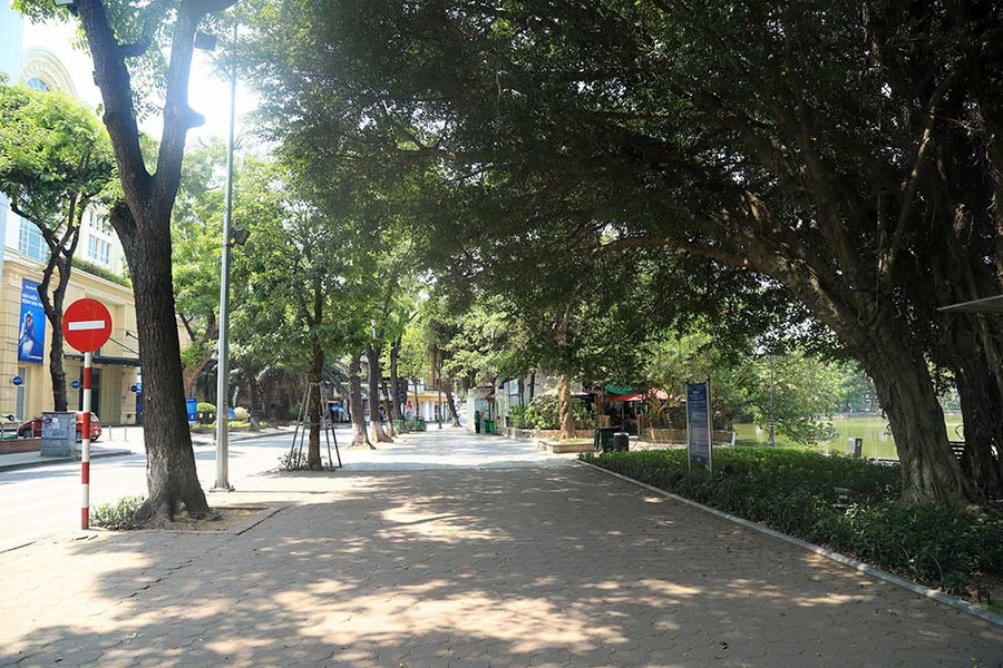 Hà Nội gần 60 độ nóng như đổ lửa, phố đi bộ vắng hơn ngày Tết