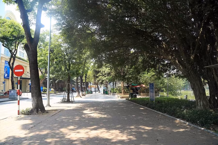 Hà Nội gần 60 độ nóng như đổ lửa, phố đi bộ vắng hơn ngày Tết