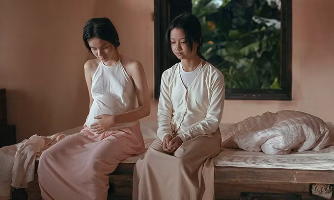 Trà My mang bụng bầu giả trong phần lớn thời lượng phim.