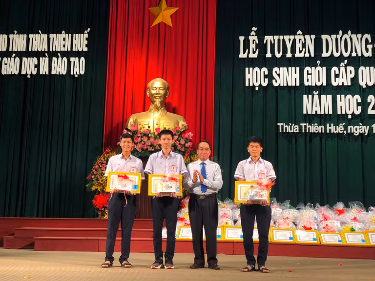 Thừa Thiên - Huế: Tuyên dương và phát thưởng HS đạt kết quả cao trong các kỳ thi HS giỏi ảnh 2 Thừa Thiên - Huế: Tuyên dương và phát thưởng HS đạt kết quả cao trong các kỳ thi HS giỏi ảnh 2