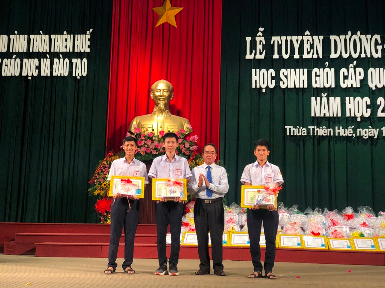 Thừa Thiên - Huế: Tuyên dương và phát thưởng HS đạt kết quả cao trong các kỳ thi HS giỏi ảnh 2 Thừa Thiên - Huế: Tuyên dương và phát thưởng HS đạt kết quả cao trong các kỳ thi HS giỏi ảnh 2