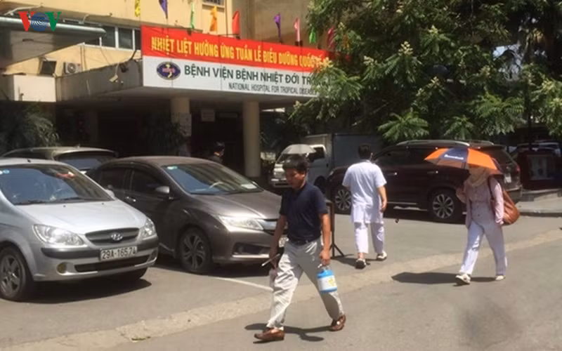 bệnh nhân, người nhà lao đao vì cái nắng như đổ lửa ở hà nội hình 2 benh nhan, nguoi nha lao dao vi cai nang nhu do lua o ha noi hinh 2