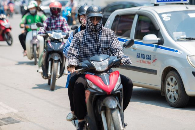 Muôn kiểu thời trang “ninja” chống nắng gắt 40 độ của người Hà Nội - 12 Muôn kiểu thời trang “ninja” chống nắng gắt 40 độ của người Hà Nội - 12